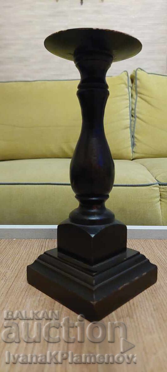 Licitație Sfeșnic sculptat în lemn pentru cunoscători Licitație Sfeșnic sculptat în lemn pentru cunoscători