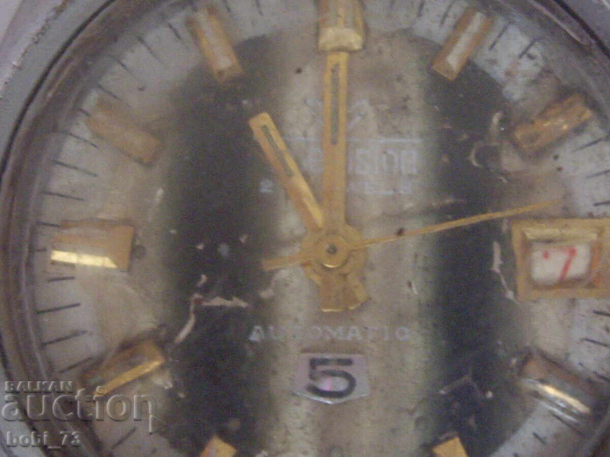 Old automatic men's watch with price 80.00 BGN | € 40.90 Old automatic men's watch with price 80.00 BGN | € 40.90