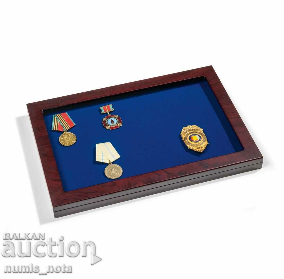 Delivery of Showcase for HONOR orders and medals at the Leuchtturm Delivery of Showcase for HONOR orders and medals at the Leuchtturm