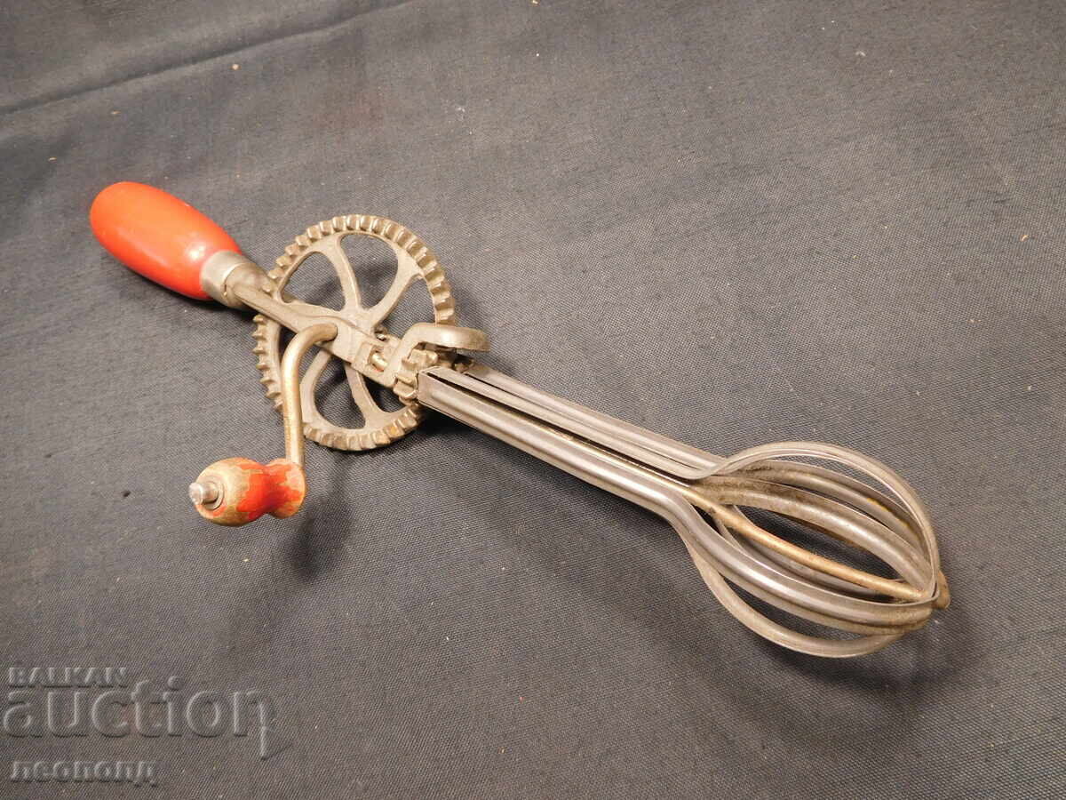 VECHE RETRO BĂTĂTOR MANUAL MECANIC MIXER cu preț 30.00 BGN | € 15.34