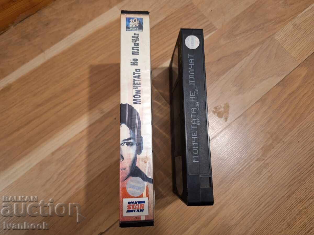 Caseta video VHS - Băieții nu plâng cu preț € 4.00 | 7.82 BGN Caseta video VHS - Băieții nu plâng cu preț € 4.00 | 7.82 BGN