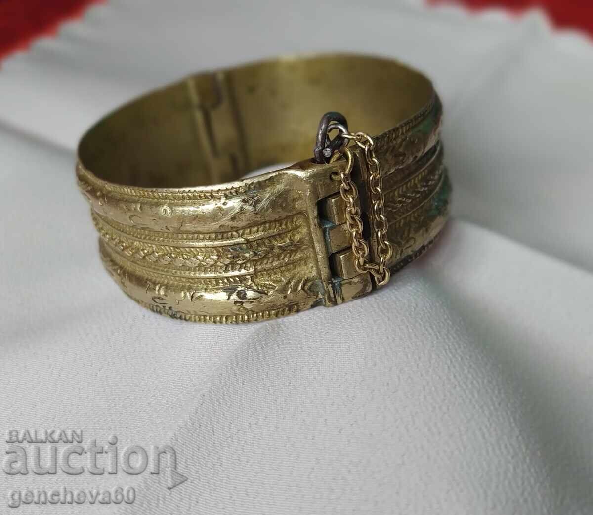 Auction  Revival-era woven bracelet/Costume