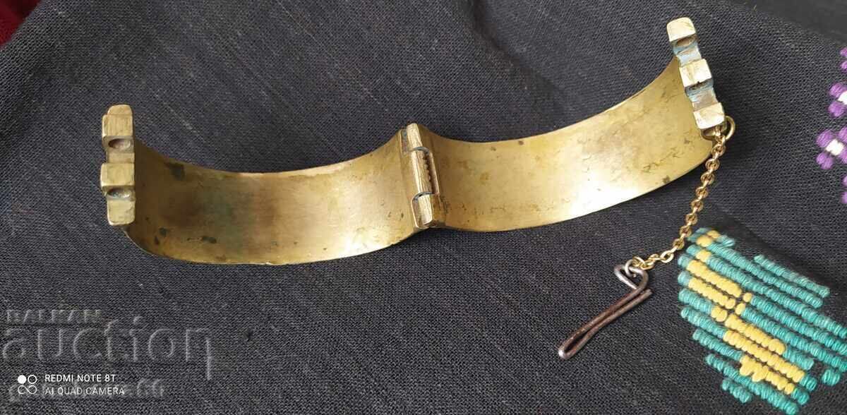 Delivery of Revival-era woven bracelet/Costume