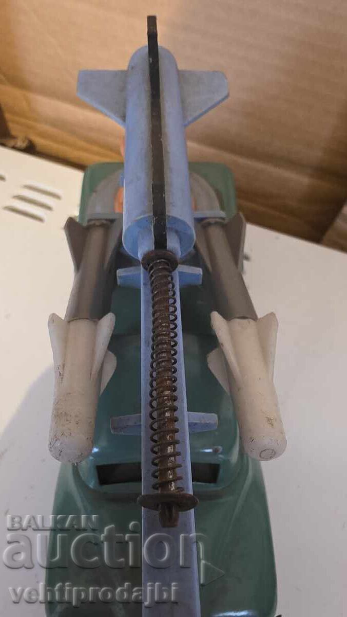 Delivery of Toy rocket launcher with launcher