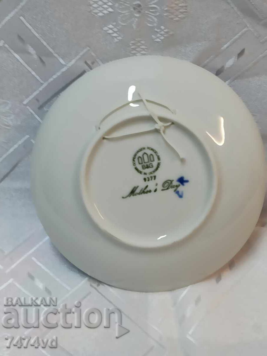 Porcelain wall plate from the Mother's Day series with price 15.00 BGN | € 7.67 Porcelain wall plate from the Mother's Day series with price 15.00 BGN | € 7.67