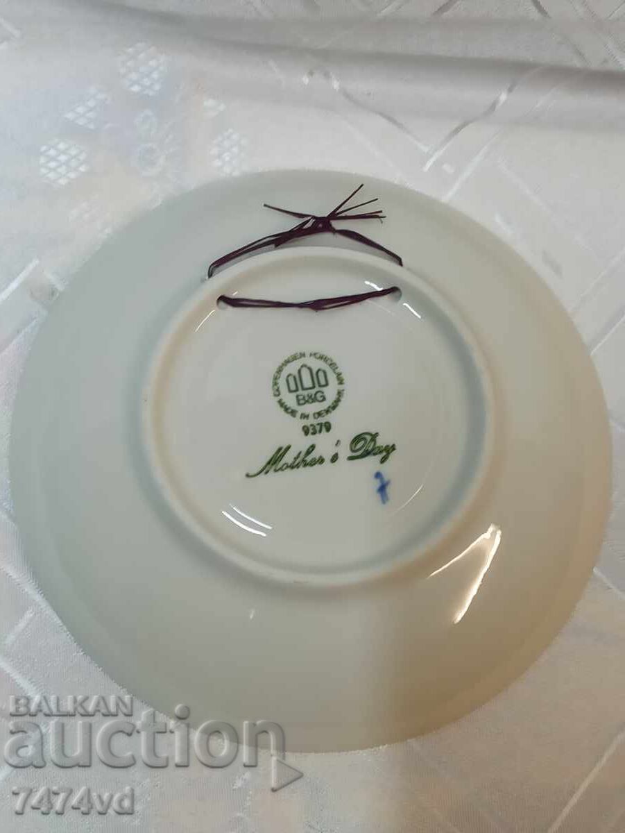 Πορσελάνινη πιατέλα τοίχου από τη σειρά Ημέρα της Μητέρας με τιμή 15.00 BGN | € 7.67 Πορσελάνινη πιατέλα τοίχου από τη σειρά Ημέρα της Μητέρας με τιμή 15.00 BGN | € 7.67