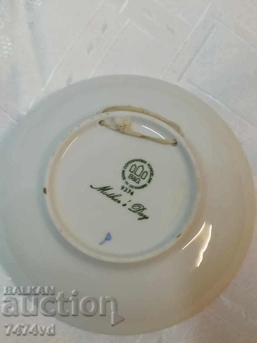 FARFURIE DE PORȚELAN PENTRU PERETE DIN SERIA ZIUA MAMEI cu preț 15.00 BGN | € 7.67 FARFURIE DE PORȚELAN PENTRU PERETE DIN SERIA ZIUA MAMEI cu preț 15.00 BGN | € 7.67