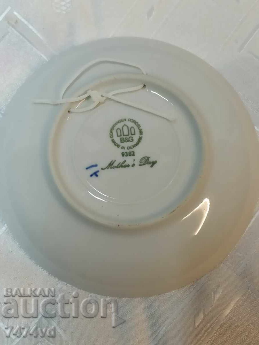 Porcelain Wall Plate from the Mother's Day Series with price 15.00 BGN | € 7.67 Porcelain Wall Plate from the Mother's Day Series with price 15.00 BGN | € 7.67
