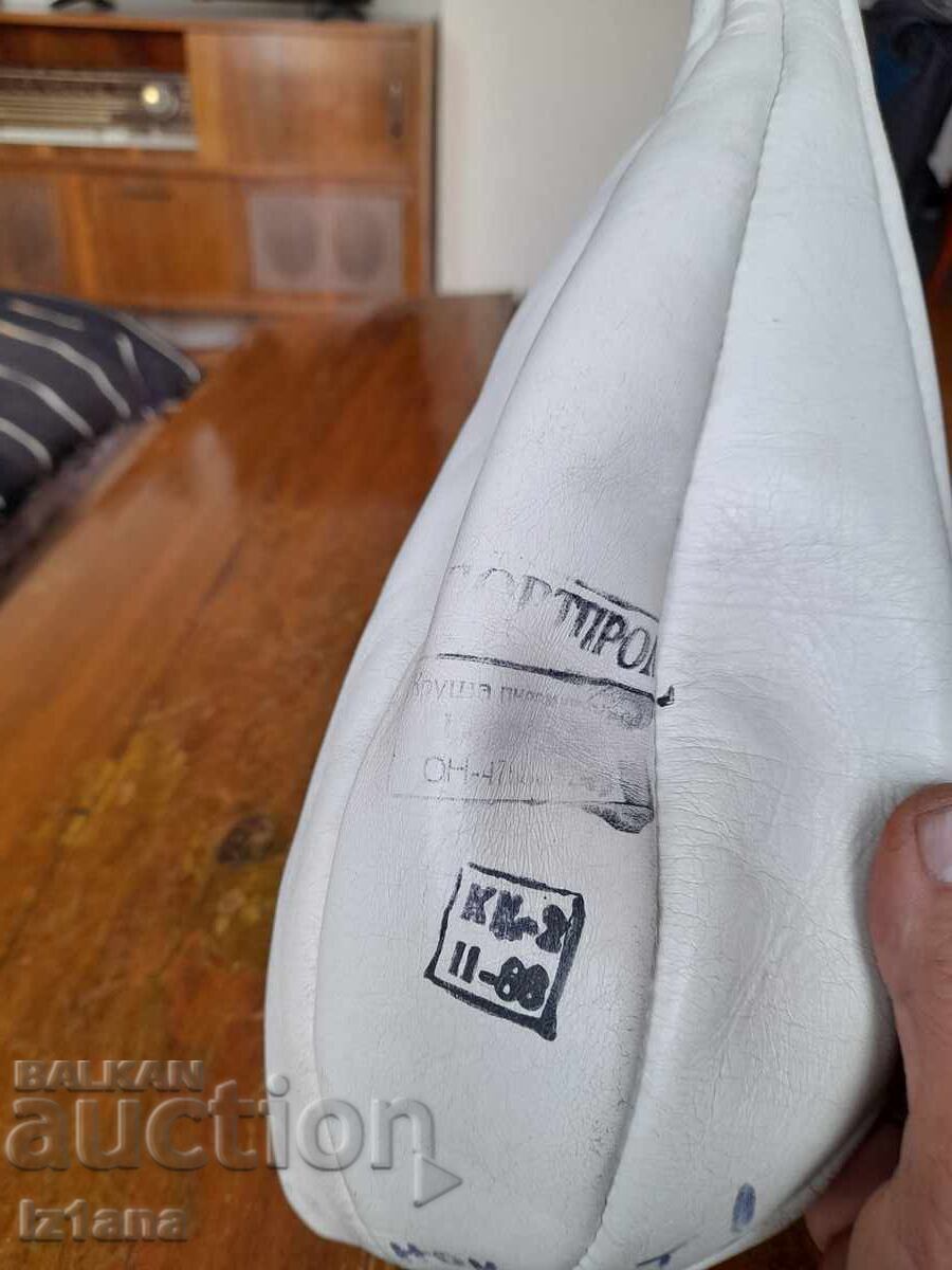 Pară de box veche cu preț 55.00 BGN | € 28.12