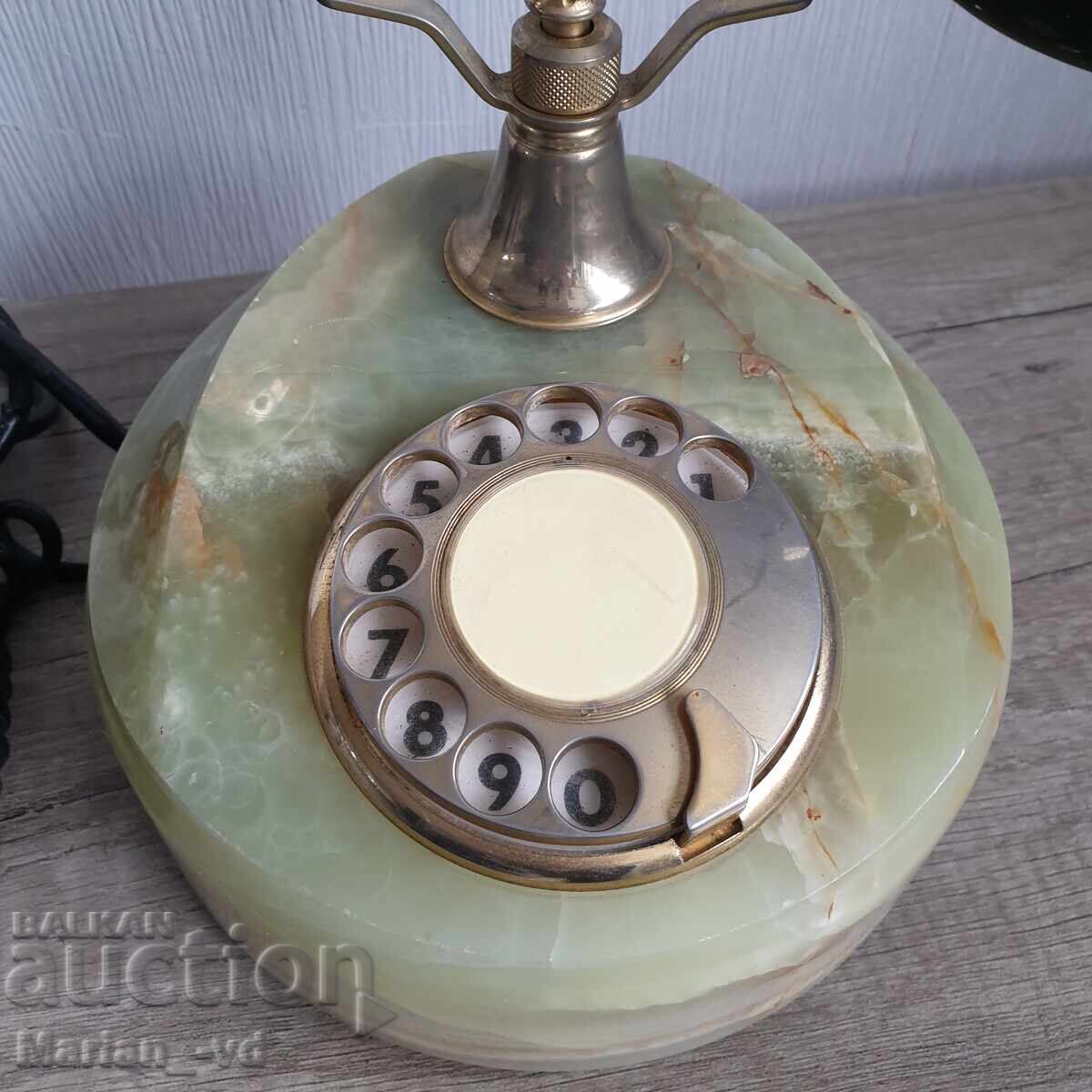 Telefon antic de artă de epocă cu preț 200.00 BGN | € 102.26 Telefon antic de artă de epocă cu preț 200.00 BGN | € 102.26