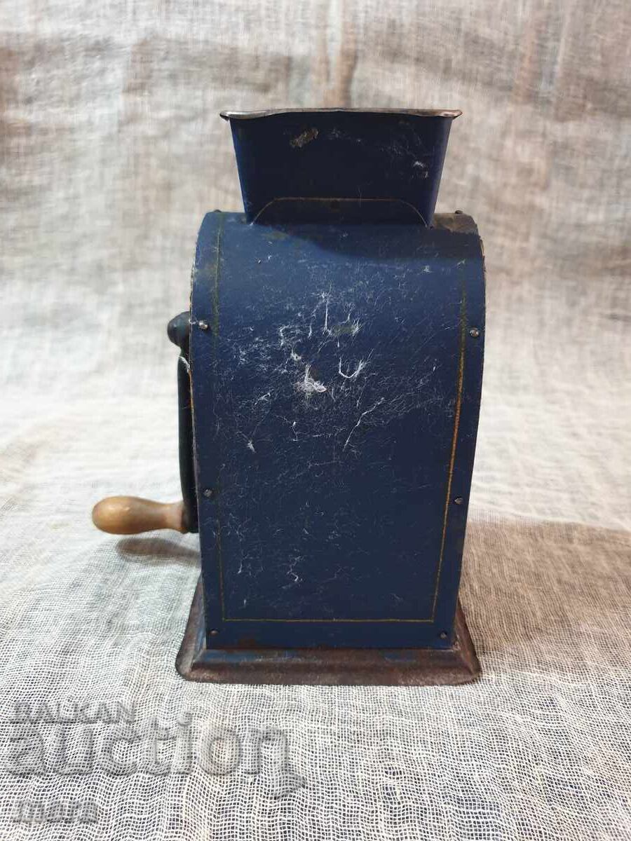 Антична кафемелачка от 1900-та година с цена 130.00 лв. | € 66.47