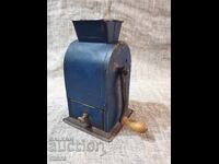 Антична кафемелачка от 1900-та година