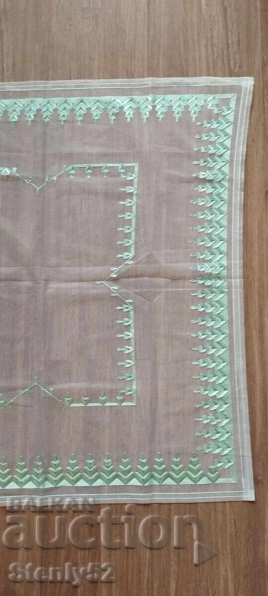 Покривка,каре на тюл 71/69 см.ръчна бродерия. с цена € 5.00 | 9.78 лв.