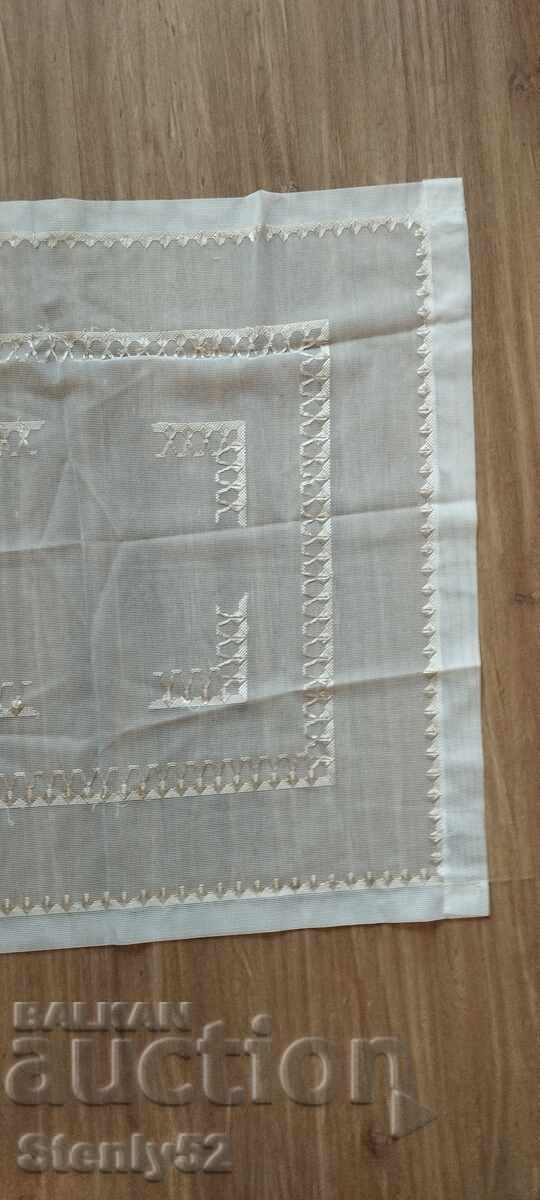 Κάλυμμα/καρέ σε τούλι 66/65 εκ. χειροποίητο κέντημα με τιμή 15.00 BGN | € 7.67 Κάλυμμα/καρέ σε τούλι 66/65 εκ. χειροποίητο κέντημα με τιμή 15.00 BGN | € 7.67