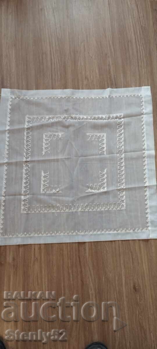Licitație Fețe de masă, pătrat de tul 66/65 cm. broderie manuală