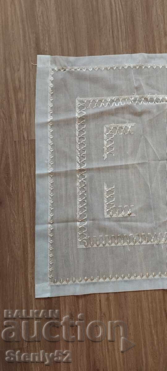 Fețe de masă, pătrat de tul 66/65 cm. broderie manuală