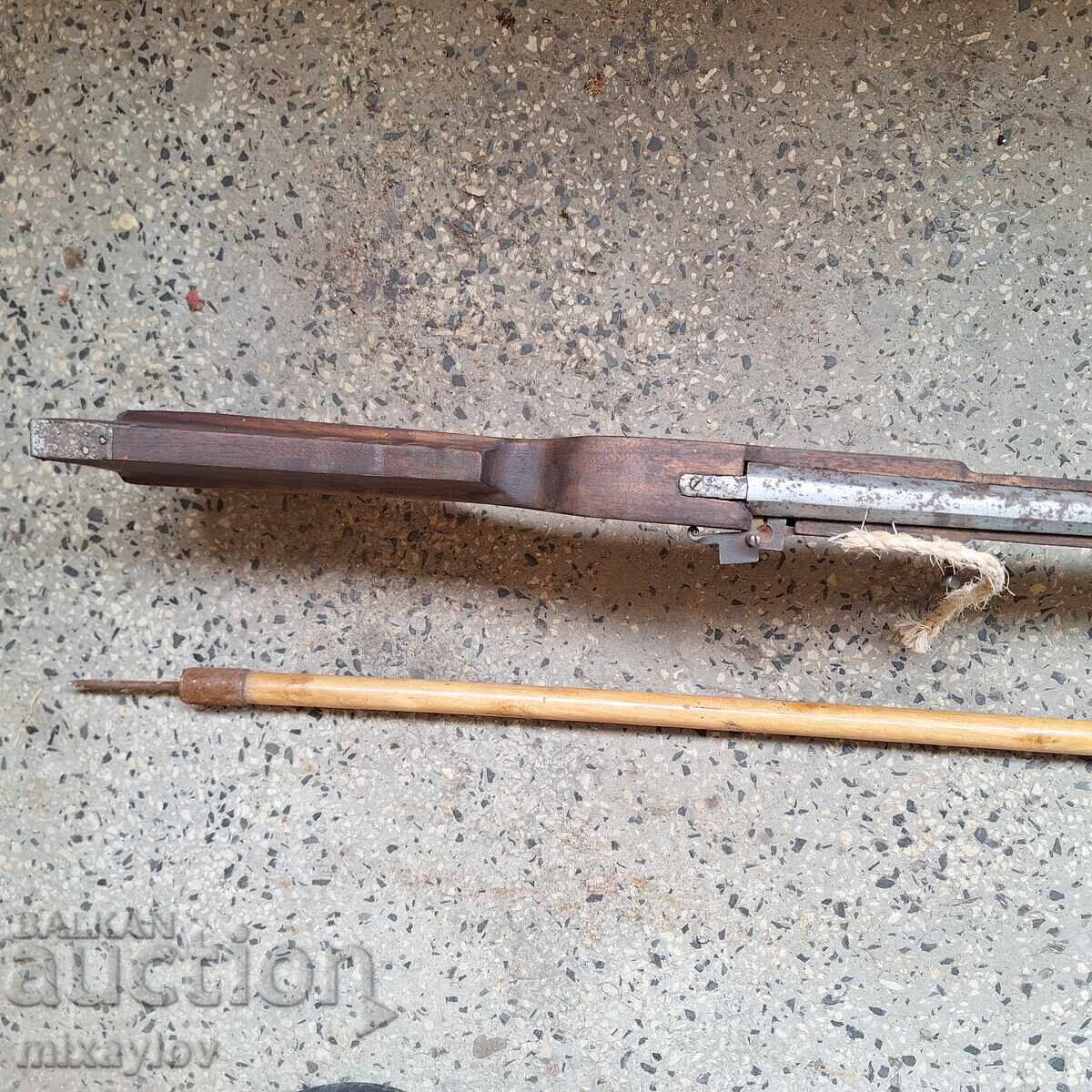 Delivery of Matchlock rifle, pistol Delivery of Matchlock rifle, pistol