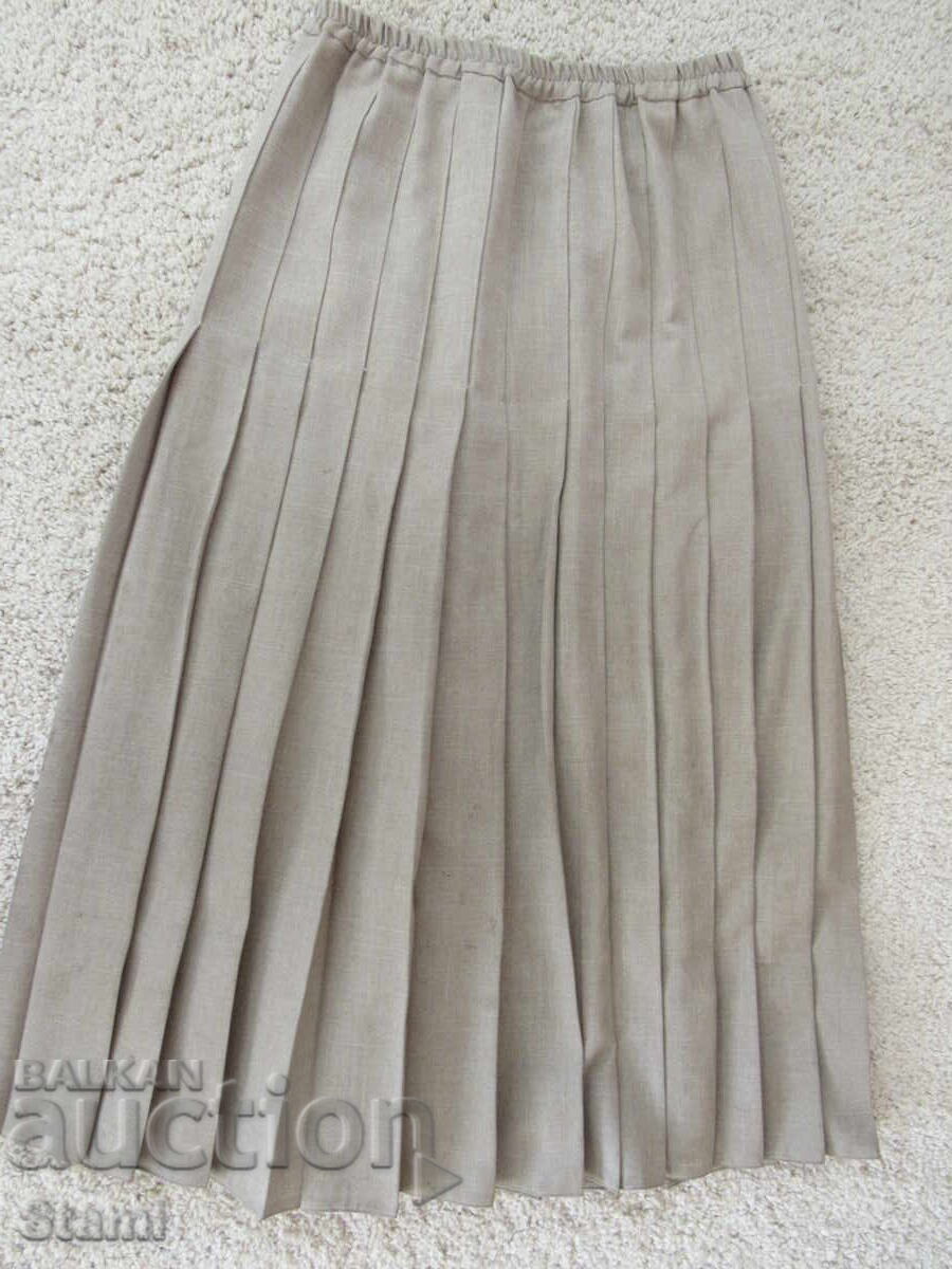 Fustă plisată, culoarea cappuccino, mărimea L cu preț 14.00 BGN | € 7.16