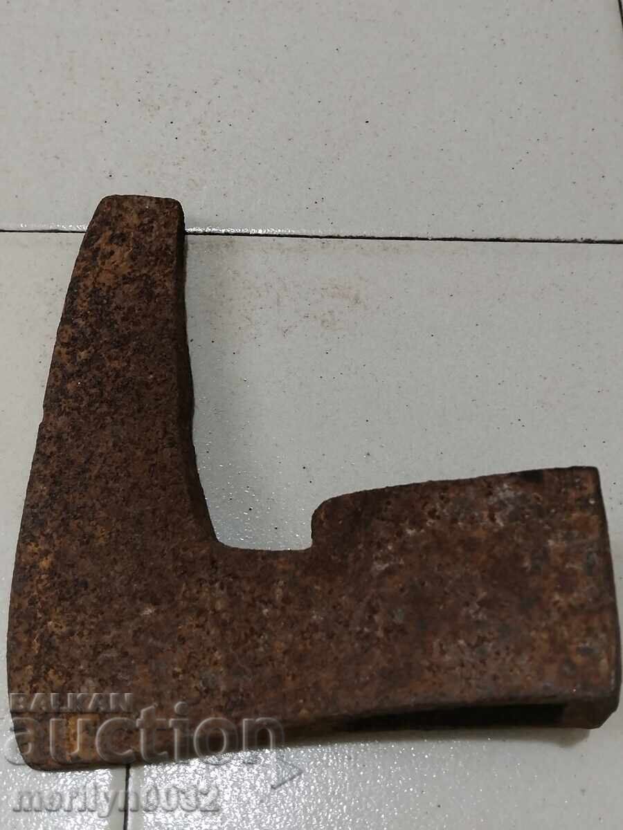 Παράδοση Παλιό εργαλείο τσεκούρι σφυρήλατο σίδερο