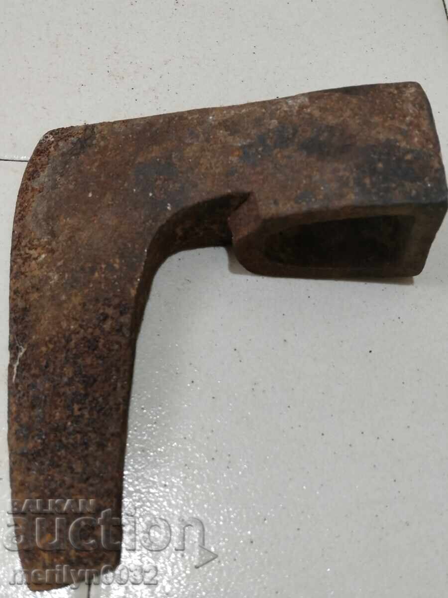 Παλιό εργαλείο τσεκούρι σφυρήλατο σίδερο
