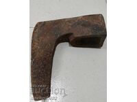 Vechi instrument de topor din fier forjat
