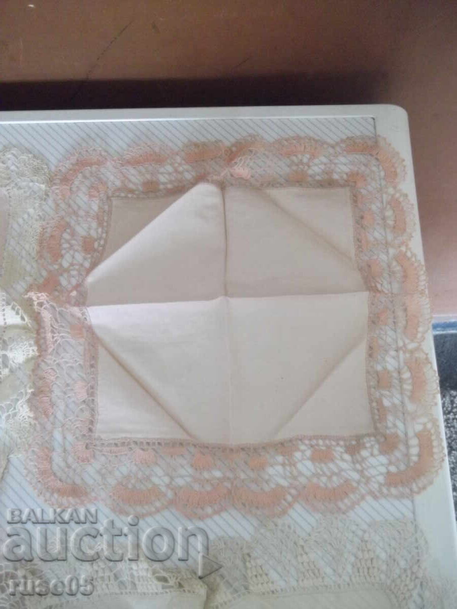 Licitație Lot de 4 batiste de damă cu dantelă la 1 croșetă