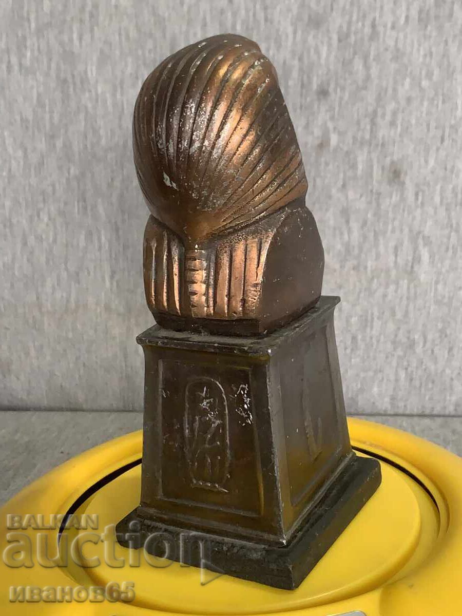 Delivery of Figure statue of a pharaoh Delivery of Figure statue of a pharaoh