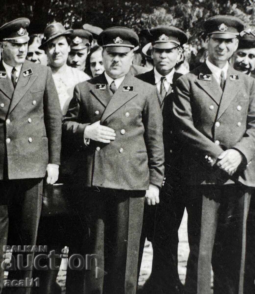 Αξιωματούχοι Γιορτάζουν Εορτή με τιμή 14.99 BGN | € 7.66