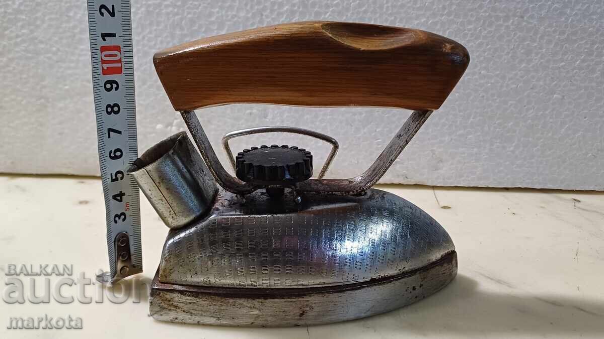 Fier de călcat vechi pentru guler cu preț 40.00 BGN | € 20.45 Fier de călcat vechi pentru guler cu preț 40.00 BGN | € 20.45