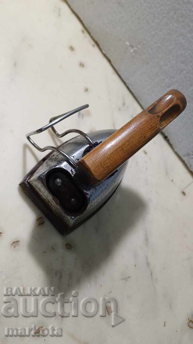 Licitație Fier de călcat vechi pentru guler Licitație Fier de călcat vechi pentru guler