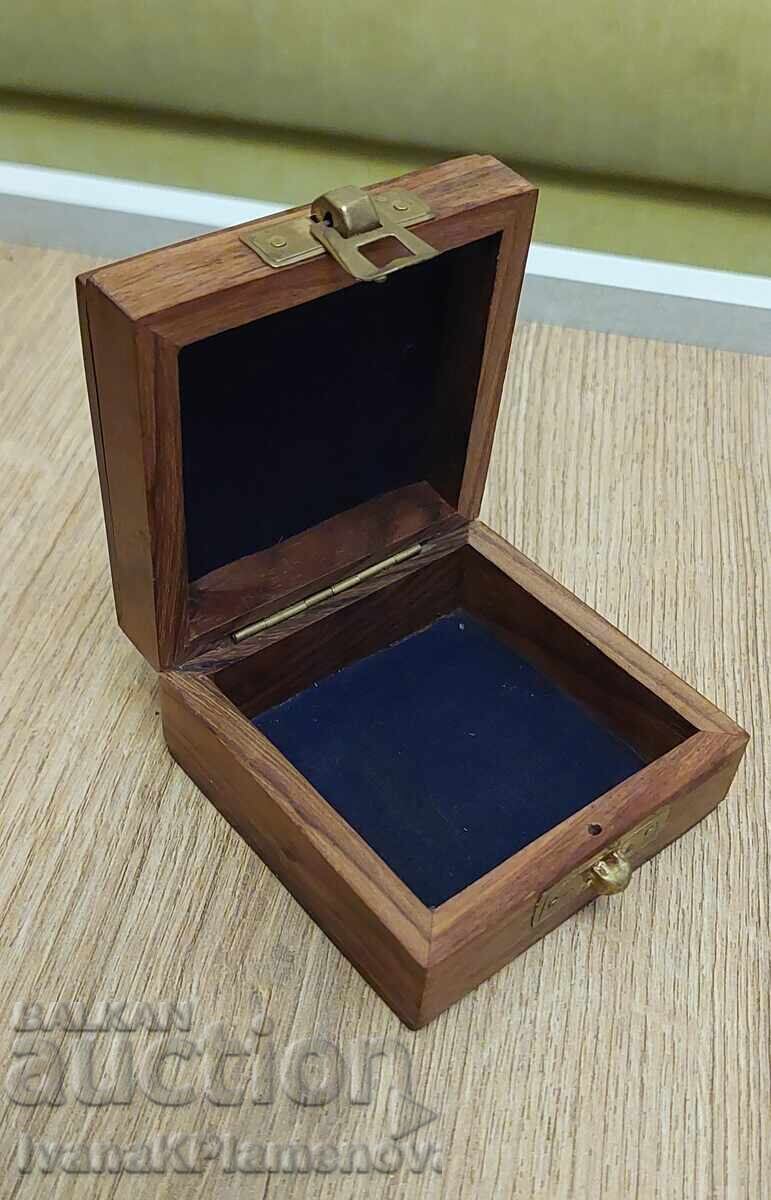 Cutie din lemn, feronerie alamă, pentru cunoscători cu preț € 9.20 | 17.99 BGN