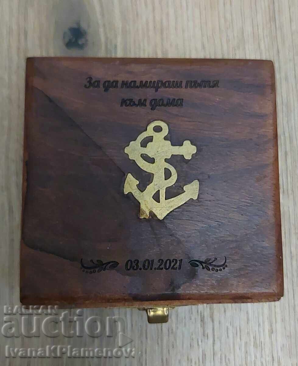 Delivery of Wooden box with brass fittings for connoisseurs Delivery of Wooden box with brass fittings for connoisseurs