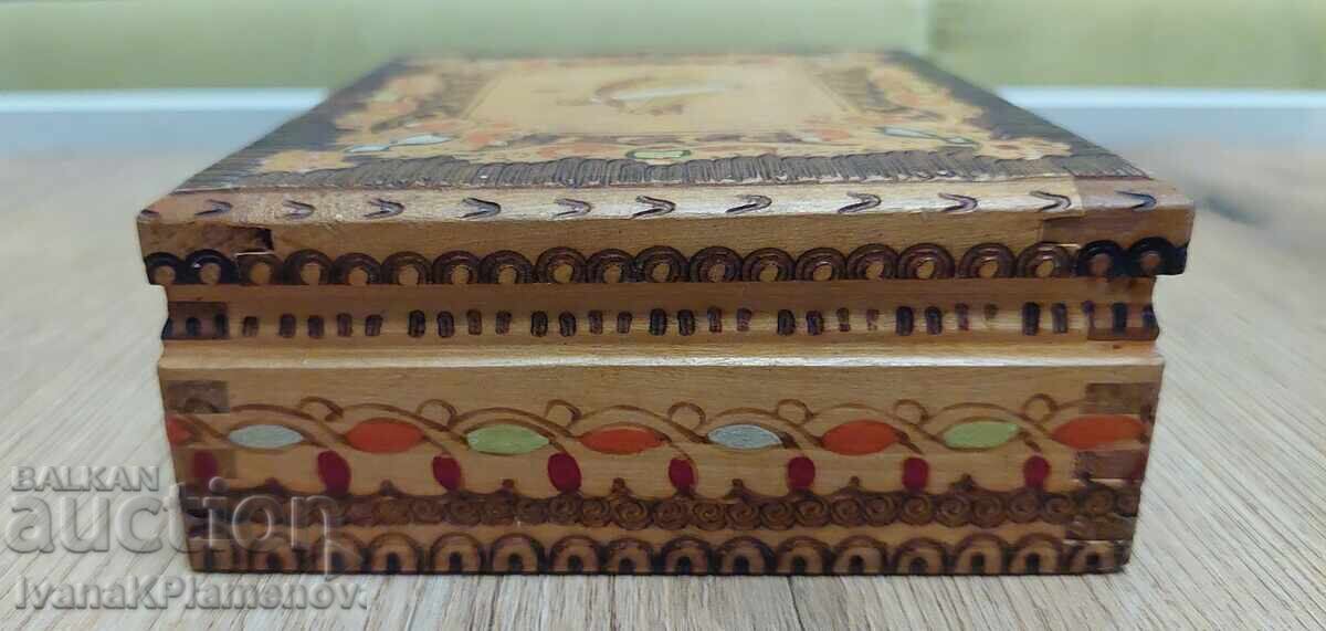 Δημοπρασία Πυρογραφημένο ξύλινο κουτί για συλλέκτες Δημοπρασία Πυρογραφημένο ξύλινο κουτί για συλλέκτες