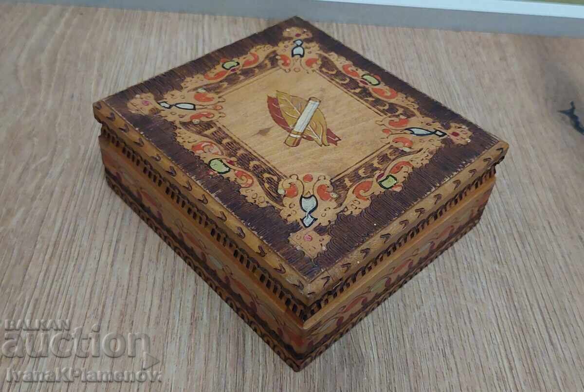 Πυρογραφημένο ξύλινο κουτί για συλλέκτες