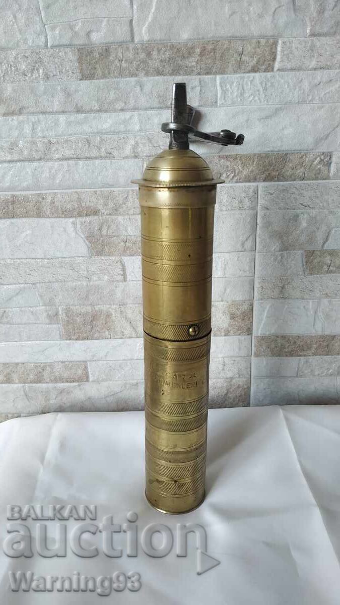 Veche râșniță de condimente din alamă - turcească - Antichitate cu preț € 25.00 | 48.90 BGN Veche râșniță de condimente din alamă - turcească - Antichitate cu preț € 25.00 | 48.90 BGN