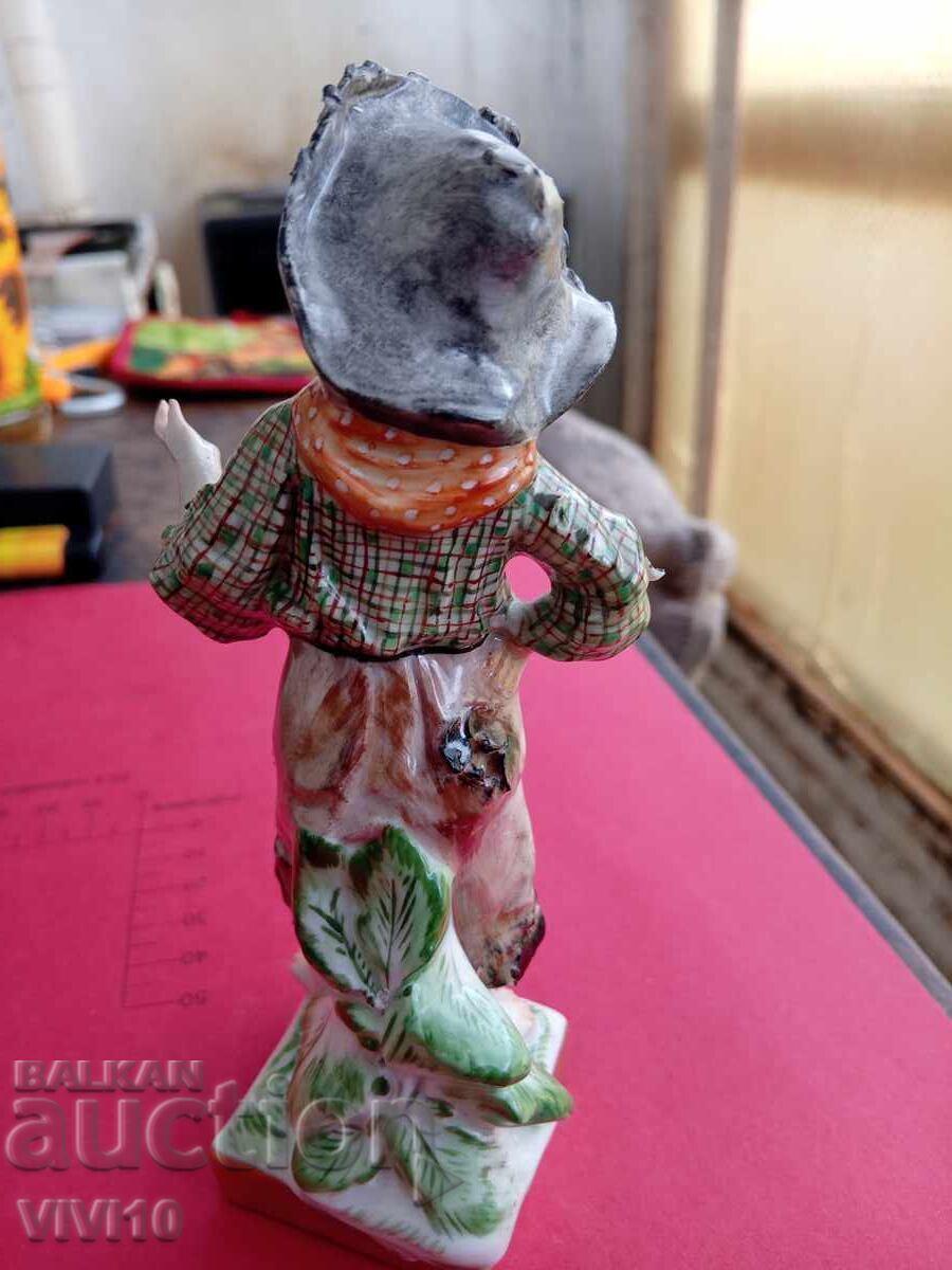 Antique porcelain figure, marked with price 60.00 BGN | € 30.68 Antique porcelain figure, marked with price 60.00 BGN | € 30.68