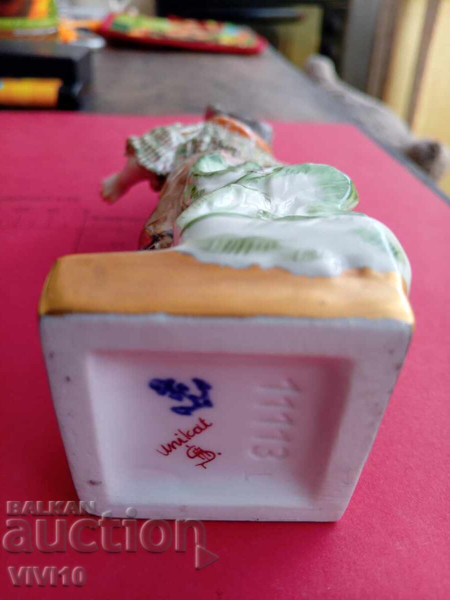 Licitație Figurină de porțelan veche, marcată