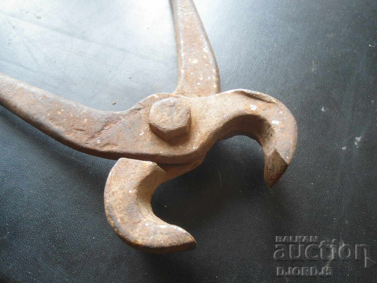 Old large pliers with price 8.00 BGN | € 4.09 Old large pliers with price 8.00 BGN | € 4.09