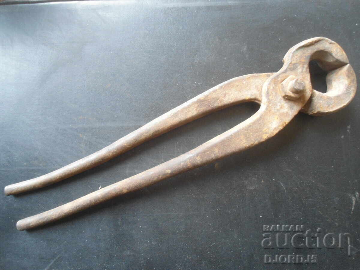 Delivery of Old large pliers Delivery of Old large pliers