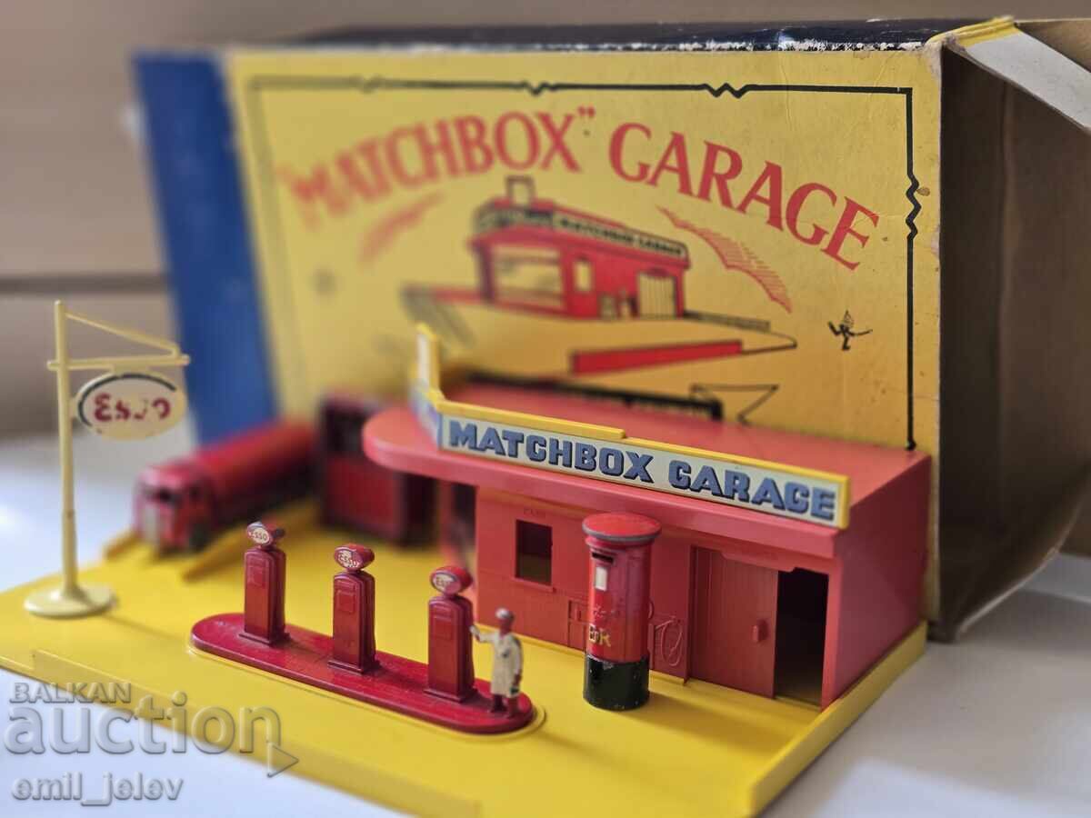 Auction  MATCHBOX LESNEY - MG1 ESSO Service Station/Garage With Pumps