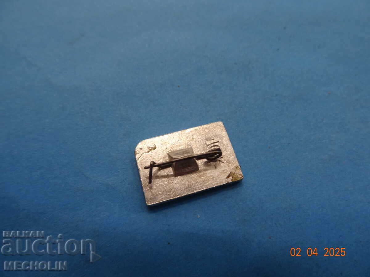 INSIGNE DE COLECȚIE VECHI JIGULI VAZ cu preț 10.00 BGN | € 5.11 INSIGNE DE COLECȚIE VECHI JIGULI VAZ cu preț 10.00 BGN | € 5.11