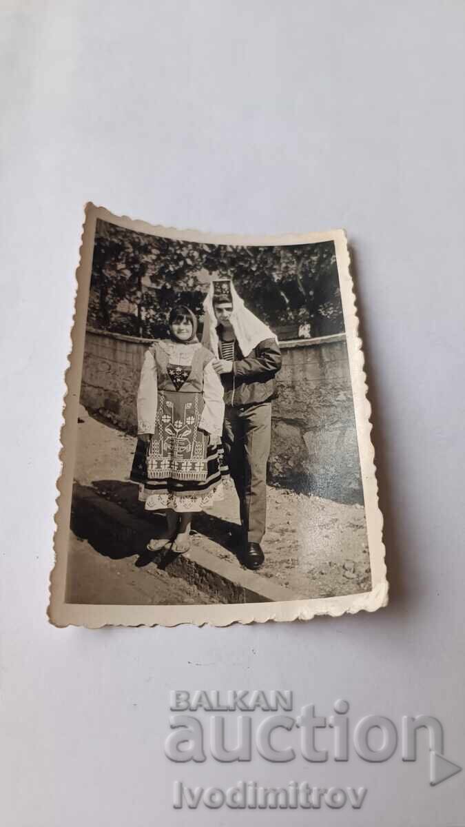 Fotografie Bărbat și fată în costume populare