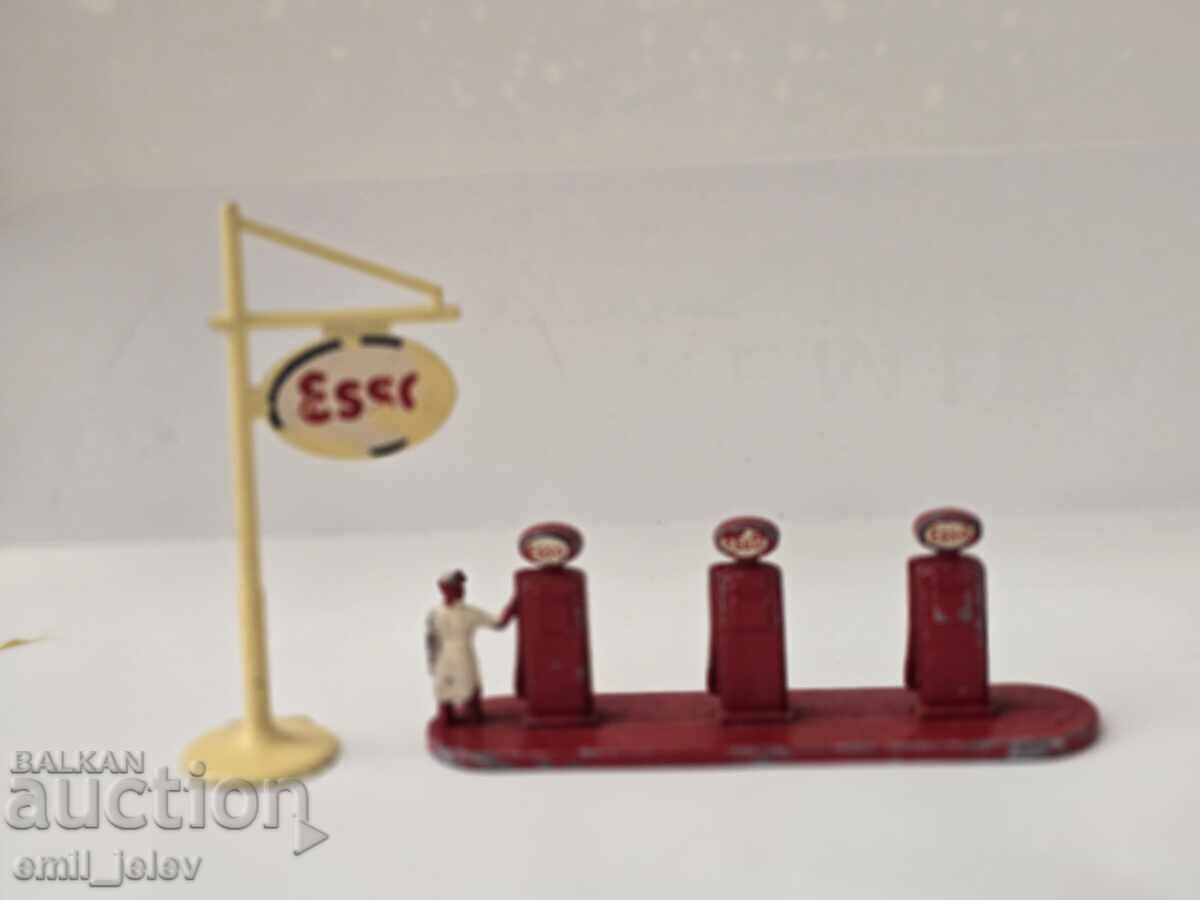MATCHBOX LESNEY- Accessory Pack No1 Esso Petrol Pumps с цена 49.99 лв. | € 25.56 MATCHBOX LESNEY- Accessory Pack No1 Esso Petrol Pumps с цена 49.99 лв. | € 25.56