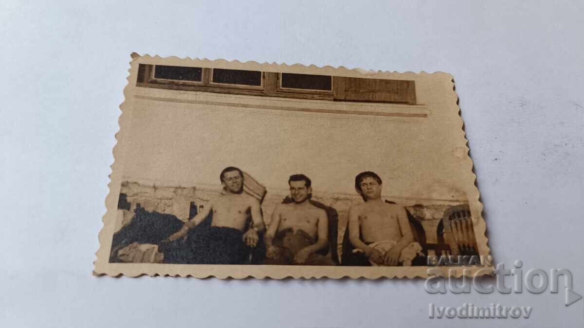 Fotografie Trei bărbați goi până la brâu se bronzează la soare