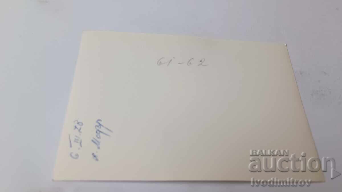 Φωτογραφία Ροδόπης Τρεις άνδρες μπροστά από το καταφύγιο Μοδέρ 1978 με τιμή 2.35 BGN | € 1.20 Φωτογραφία Ροδόπης Τρεις άνδρες μπροστά από το καταφύγιο Μοδέρ 1978 με τιμή 2.35 BGN | € 1.20