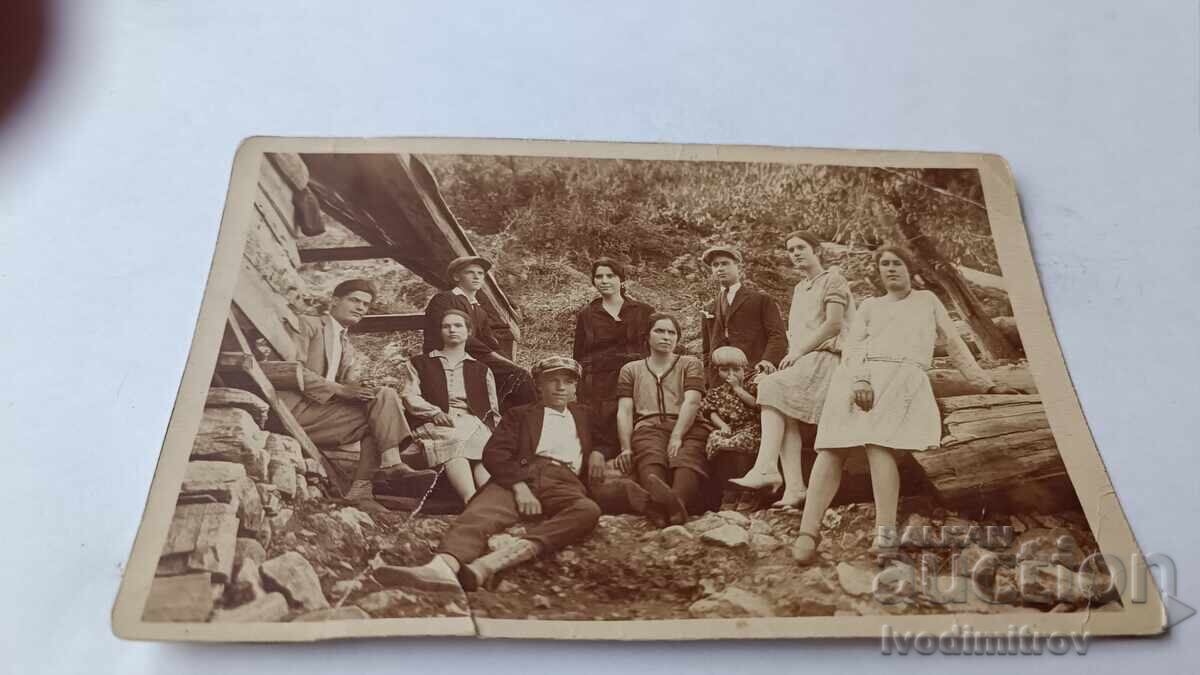 Photo Young men and women in the forest