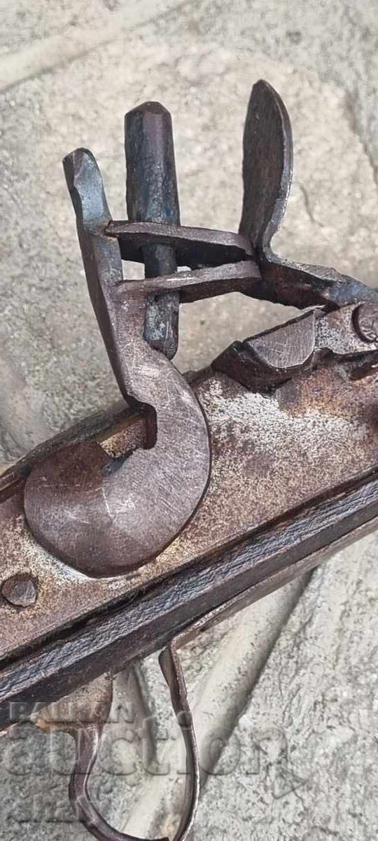 Auction  Old flintlock pistol