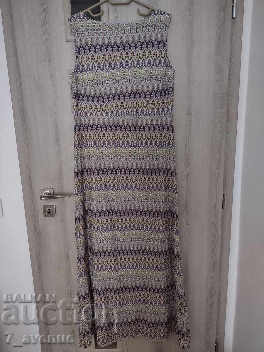 Auction Designer dress in delicate tones, ankle-length, 04/04/25 Auction Designer dress in delicate tones, ankle-length, 04/04/25