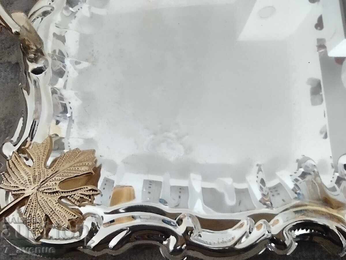 Δίσκος με φύλλα στις γωνίες, πολύ όμορφος 4.04.25 με τιμή 99.00 BGN | € 50.62