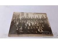 Φωτογραφία Μαθήτριες στην αυλή του σχολείου